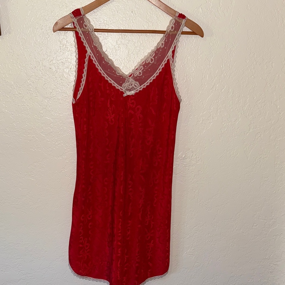 Vintage 60s Red Jacquard Bow Print Chemise Slip White Lace Trim Size Medium